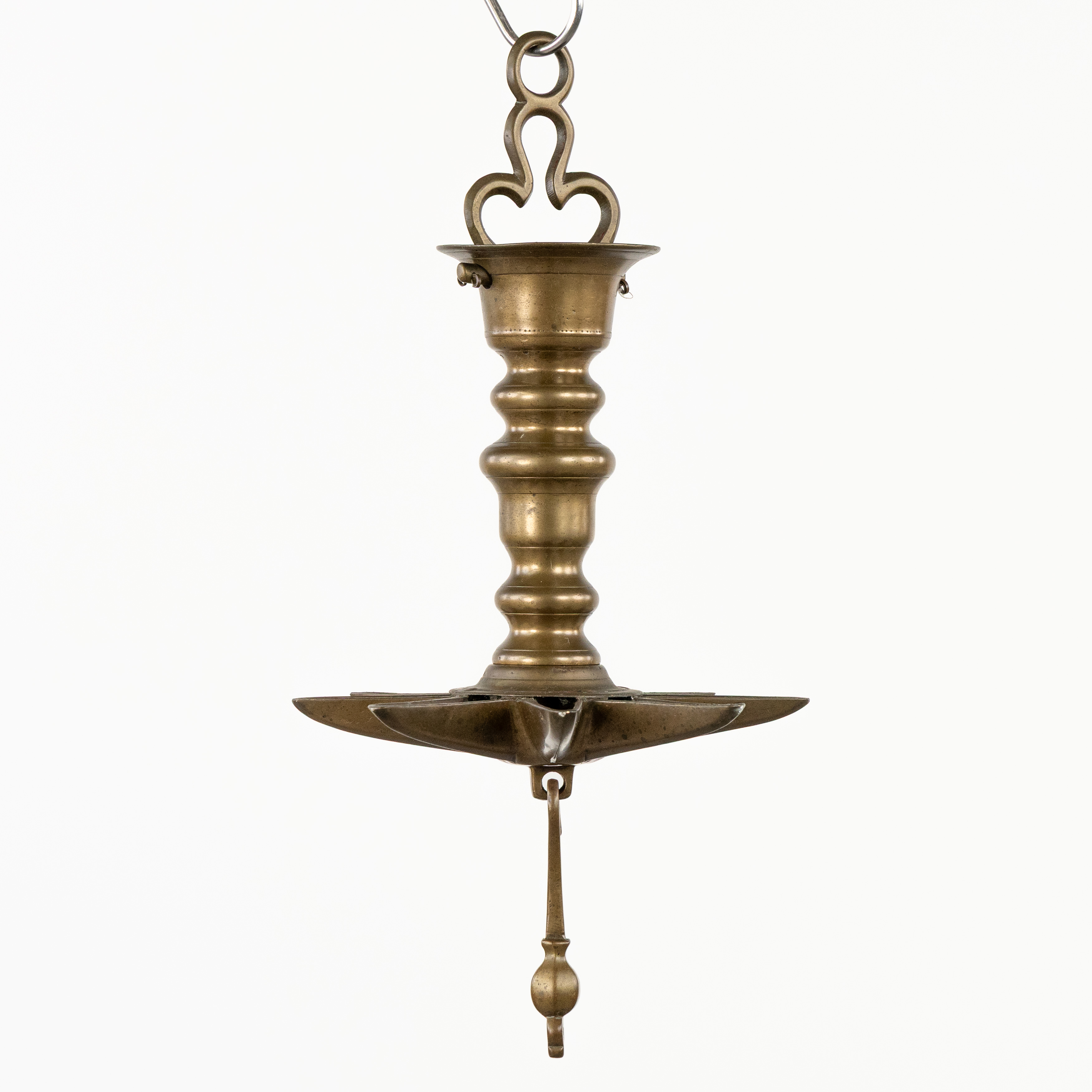 Een antieke hangende sjabbatlamp, brons, 18de/19de eeuw. (L:25.5 x H:50 cm)